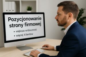 Właściciel firmy analizuje pozycjonowanie SEO strony firmowej na ekranie komputera